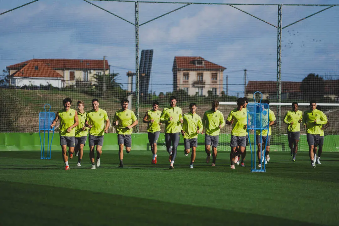 Los jugadores del Racing durante un entrenamiento previo al partido. / RRC