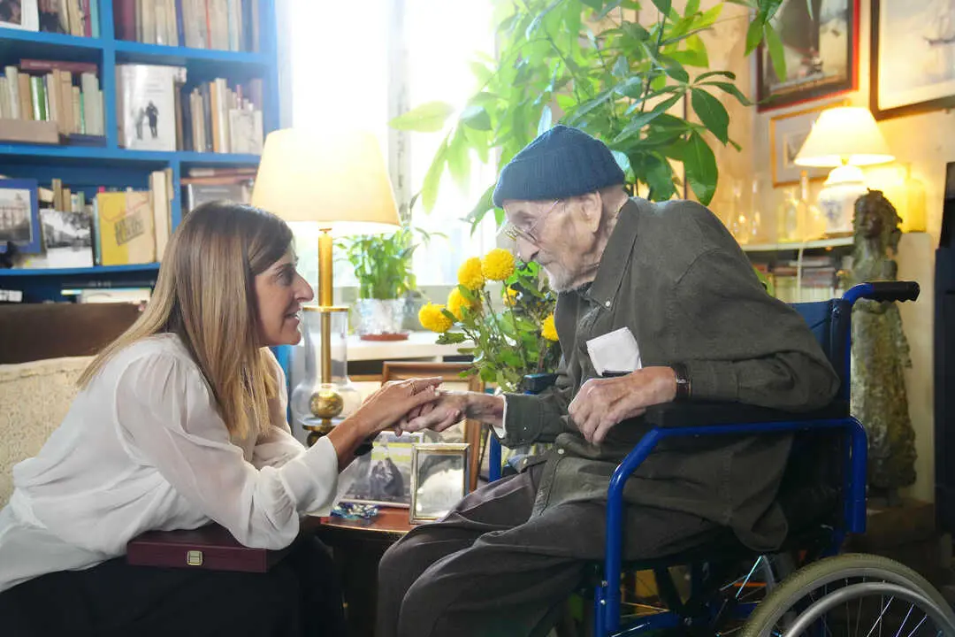 La presidenta de Cantabria, Mar&iacute;a Jos&eacute; S&aacute;enz de Buruaga, entreg&oacute; la Medalla de Oro a &Aacute;lvaro Pombo en un encuentro en Madrid. / Alerta