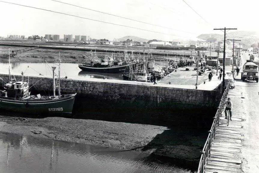 Varias personas en el Puerto de Colindres, d&oacute;nde se espec&uacute;la se fabrico la Santa Mar&iacute;a. / archivo / A.E