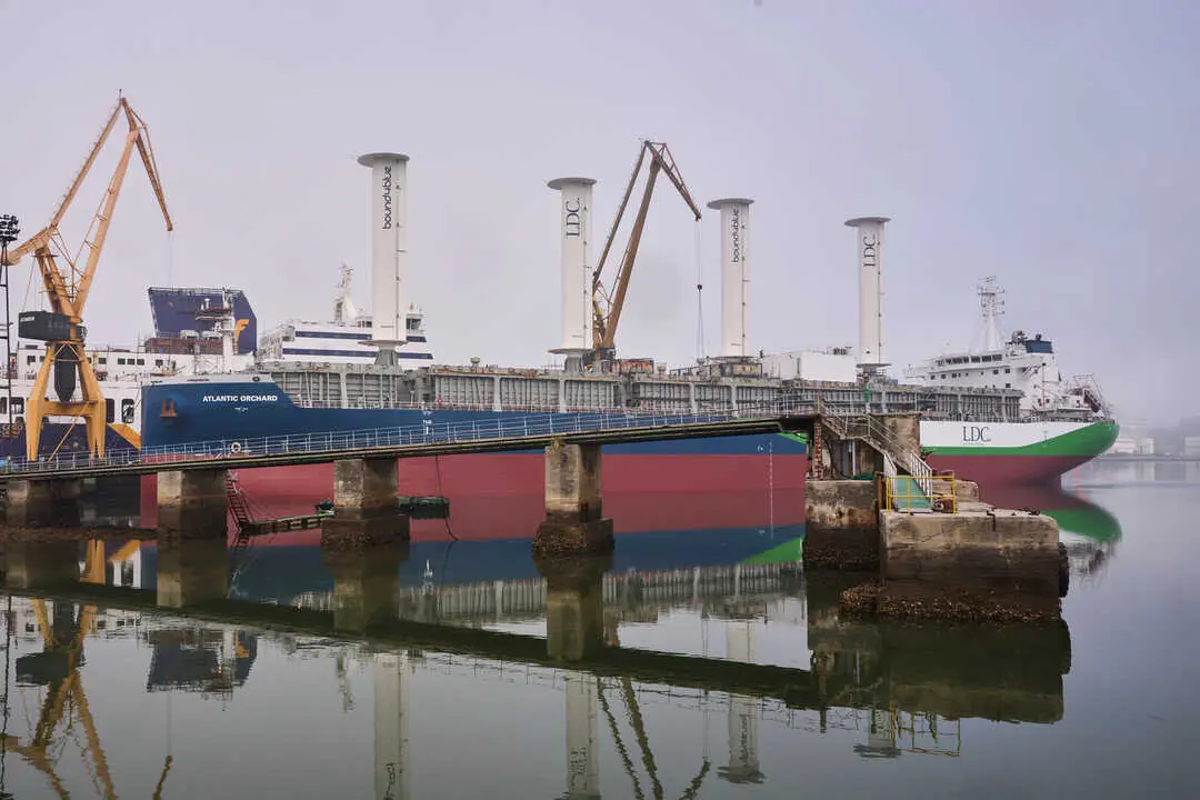 Un barco en un astillero c&aacute;ntabro, ejemplo de la maestr&iacute;a y la tradici&oacute;n naval que siguen vivos en la regi&oacute;n. / EP