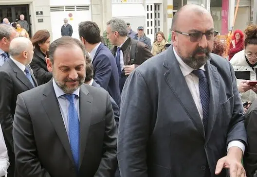 el ministro de Transportes, Jos&eacute; Luis &Aacute;balos y su asesor Koldo Garc&iacute;a. / Carlos Castro
