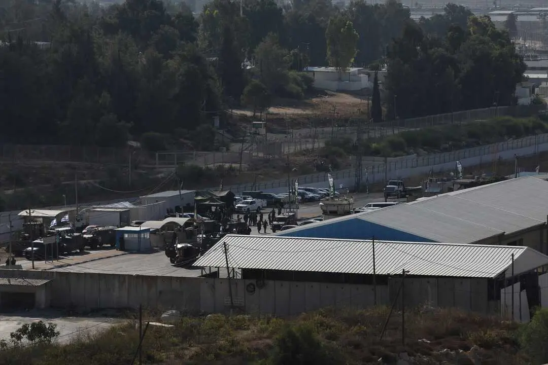 Veh&iacute;culos blindados militares israel&iacute;es se despliegan cerca de la prisi&oacute;n militar de Ofer como preparaci&oacute;n para un intercambio de prisioneros que implica la liberaci&oacute;n de palestinos a cambio de israel&iacute;es retenidos por Ham&aacute;s en Gaza. / Ayman Nobani