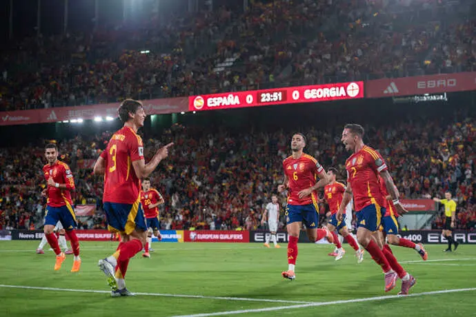 Los jugadores de la selecci&oacute;n espa&ntilde;ola Robin Le Normand, Mikel Merino y Yeremy Pino celebrando el primer tanto ante Georgia. / x