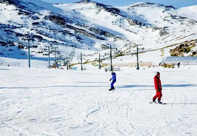 Varias personas en Alto Campoo en invierno. / EP