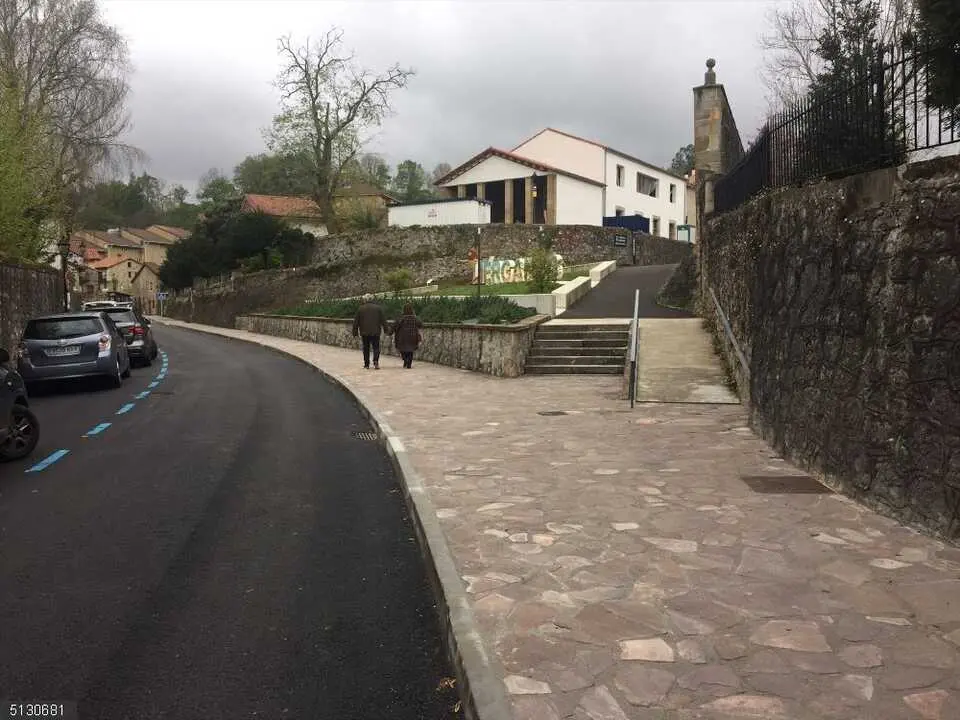 Varias personas caminan por una calle de Li&eacute;rganes. / EP