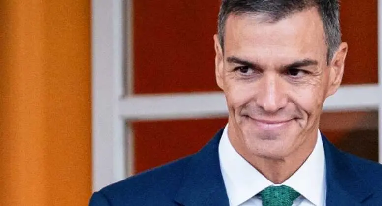 El presidente del Gobierno, Pedro S&aacute;nchez, recibe al canciller de la Rep&uacute;blica Federal de Alemania, Friedrich Merz, en el Palacio de la Moncloa, a 18 de septiembre de 2025, en Madrid (Espa&ntilde;a). La reuni&oacute;n est&aacute; marcada por la actual escalada de tensi&oacute;n diplom&aacute;tica entre Espa&ntilde;a e Israel, motivada por las duras cr&iacute;ticas del Gobierno espa&ntilde;ol a los bombardeos en Gaza y el reclamo de S&aacute;nchez para excluir a Israel de competiciones internacionales mientras contin&uacute;e la ofensiva en la Franja. El encuentro abord&oacute; tambi&eacute;n la guerra de Ucrania, la coordinaci&oacute;n entre la OTAN frente a incidentes de seguridad en el este de Europa y la petici&oacute;n espa&ntilde;ola a Alemania para que mejore su apoyo a la oficialidad del catal&aacute;n en la UE.
Fecha: 18/09/2025. leer menos

Firma: A. P&eacute;rez Meca / Europa Press
Personajes: PEDRO S&Aacute;NCHEZ