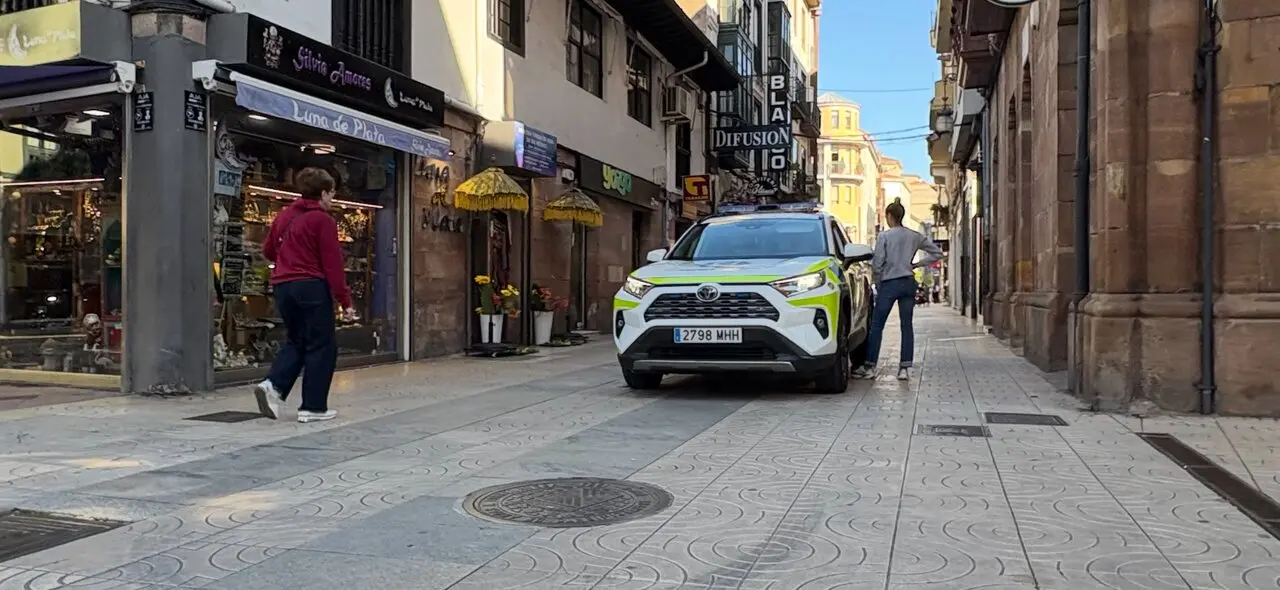 Agentes de Polic&iacute;a en la zona del centro de Torrelavega. / Alerta