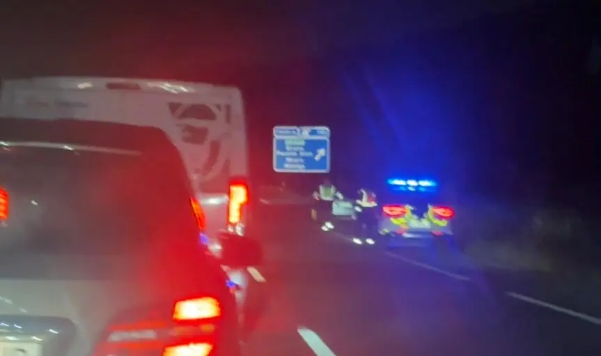 La Guardia Civil de Tr&aacute;fico en el lugar del accidente, a la altura de la gasolinera de Gornazo, donde un motorista result&oacute; herido tras colisionar con un turismo en plena hora punta.