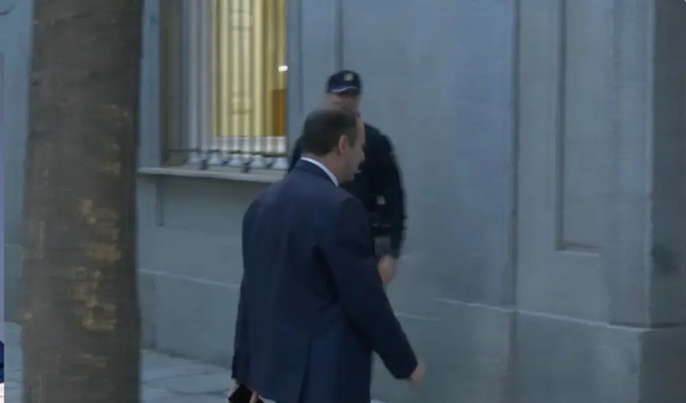 El ex ministro de Transportes Jos&eacute; Luis &Aacute;balos quien est&aacute; citado a las 10.00 horas de este mi&eacute;rcoles en el Supremo (TS), para ser interrogado por los presuntos &laquo;ingresos irregulares&raquo; que, de acuerdo con el &uacute;ltimo informe de la Unidad Central Operativa (UCO) de la Guardia Civil.