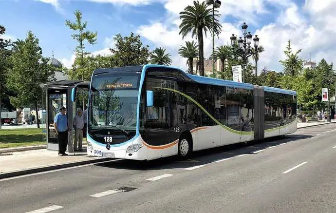 Varias personas esperan el autob&uacute;s. / EP