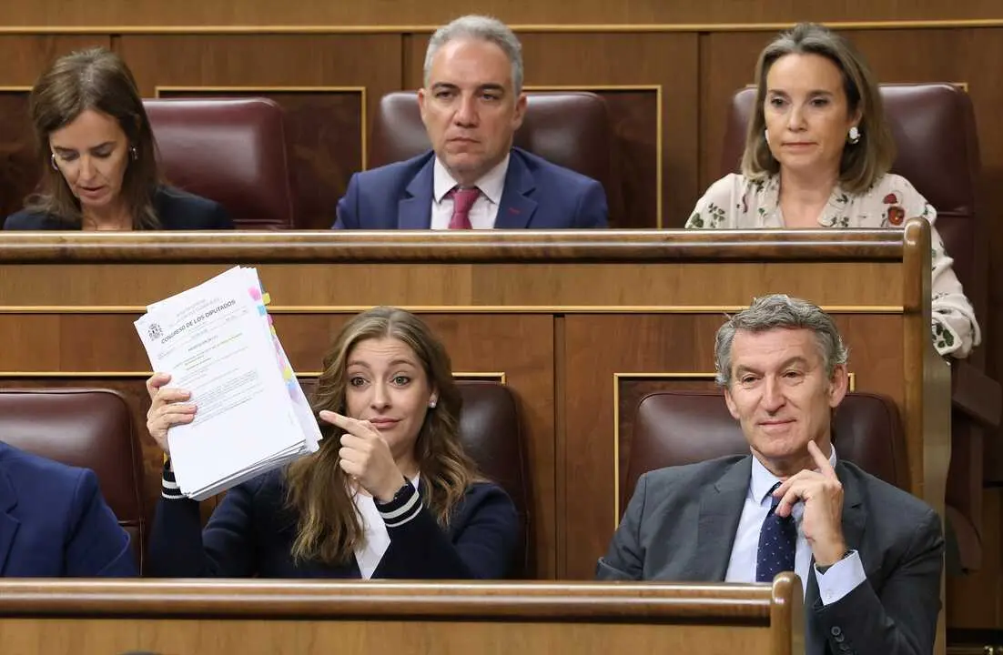 La portavoz del grupo popular en el congreso, Ester Mu&ntilde;oz, y el presidente del PP, Alberto N&uacute;&ntilde;ez Feij&oacute;o, durante una sesi&oacute;n de control al Gobierno, en el Congreso. / Marta Fern&aacute;ndez