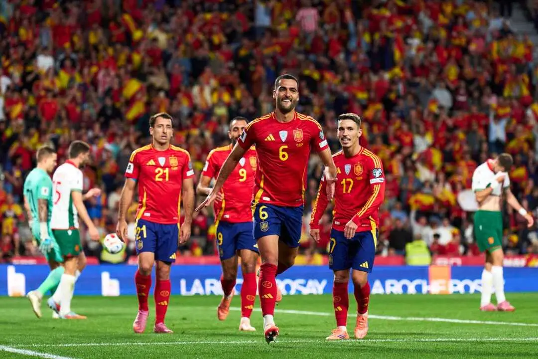 Mikel Merino celebra sus segundo gol ante Bulgaria. / @SEFutbol