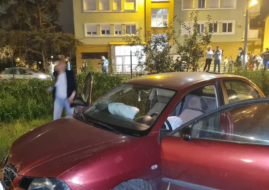 Restos del SEAT granate tras la fuga: seis &oacute;rdenes de busca, drogas y una noche de v&eacute;rtigo.