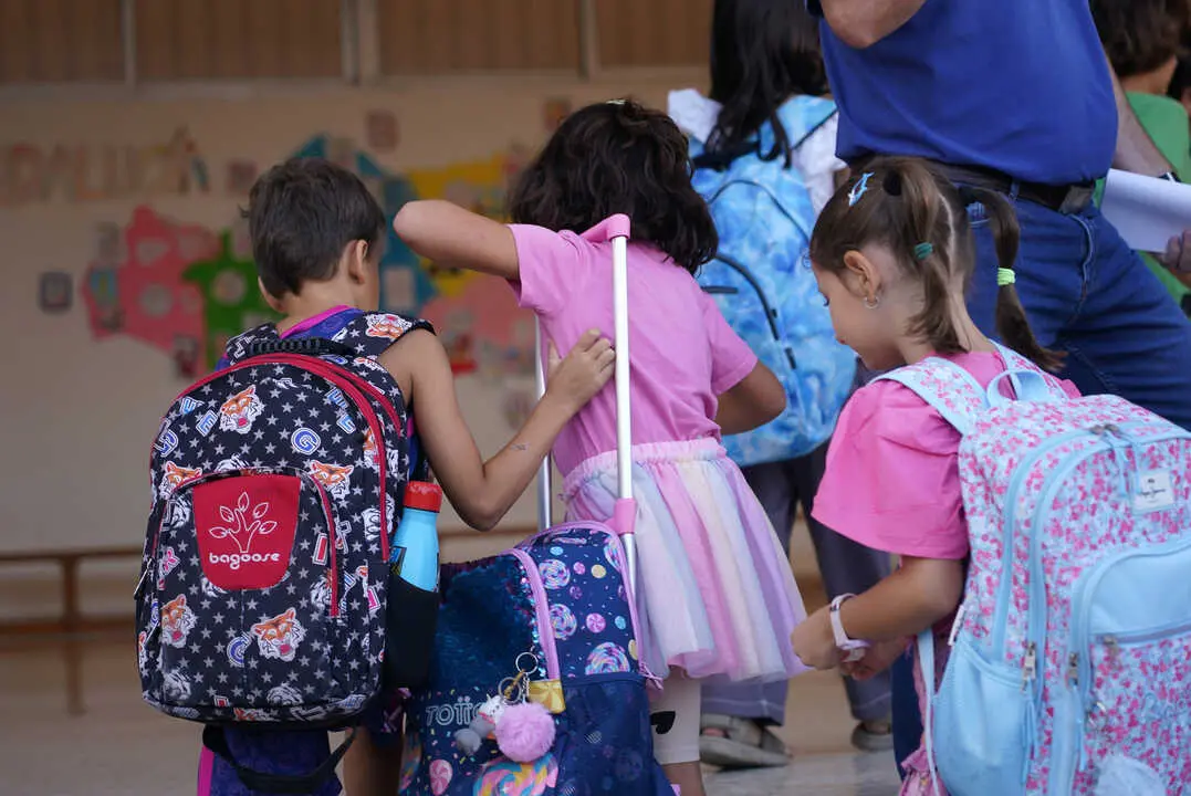 Varios ni&ntilde;os llegando al colegio. / Alerta