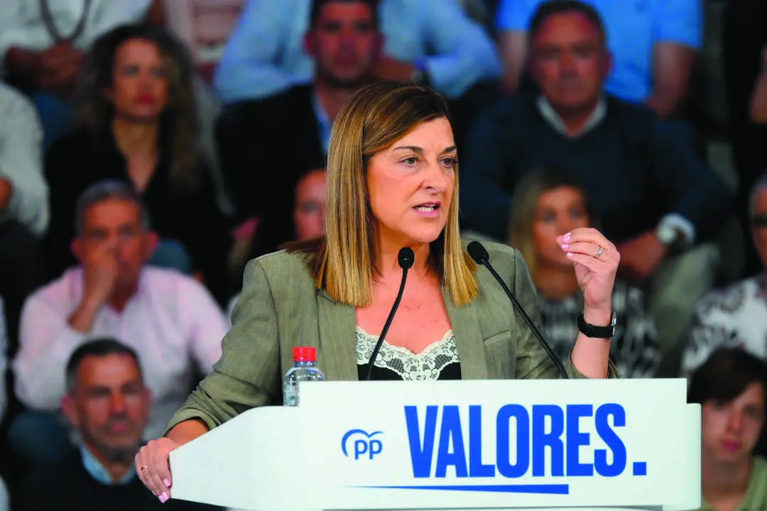 La presidente de Cantabria, Mar&iacute;a Jos&eacute; S&aacute;enz de Buruaga, interviene durante un acto del PP, en el Palacio de Festivales. / Nacho Cubero / EP
