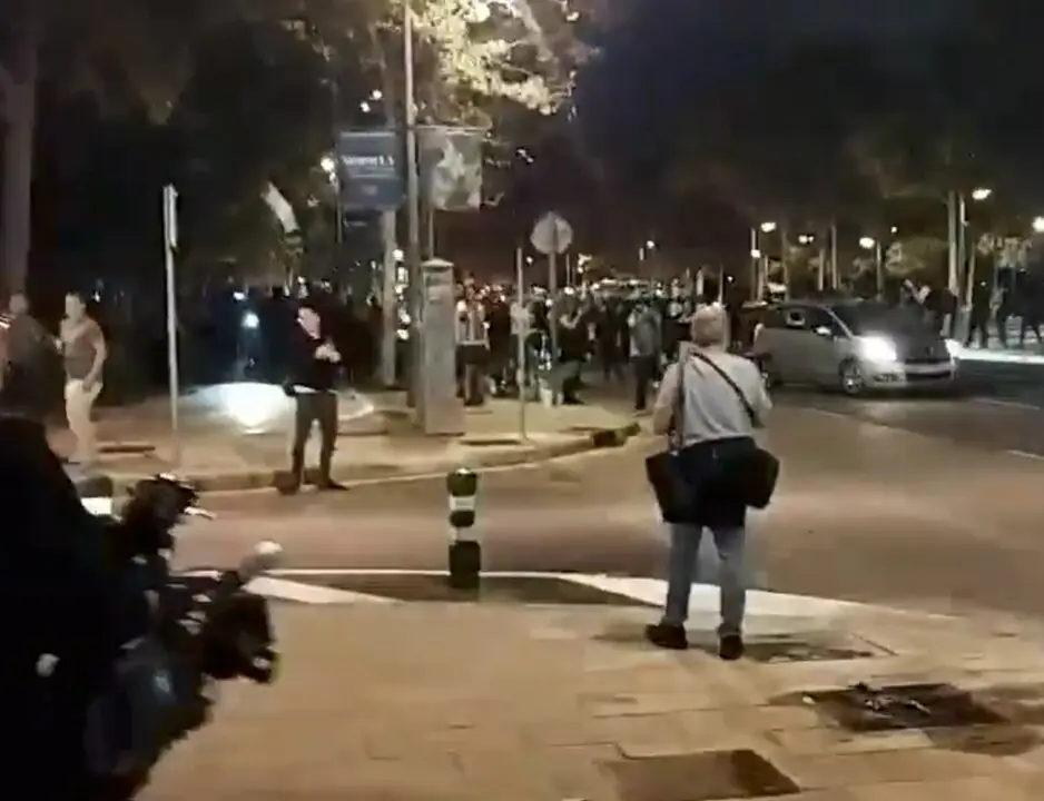 El ambiente en Valencia antes del partido de Euroliga no solo estuvo marcado por la emoci&oacute;n deportiva, sino por una manifestaci&oacute;n que se torn&oacute; violenta. / x