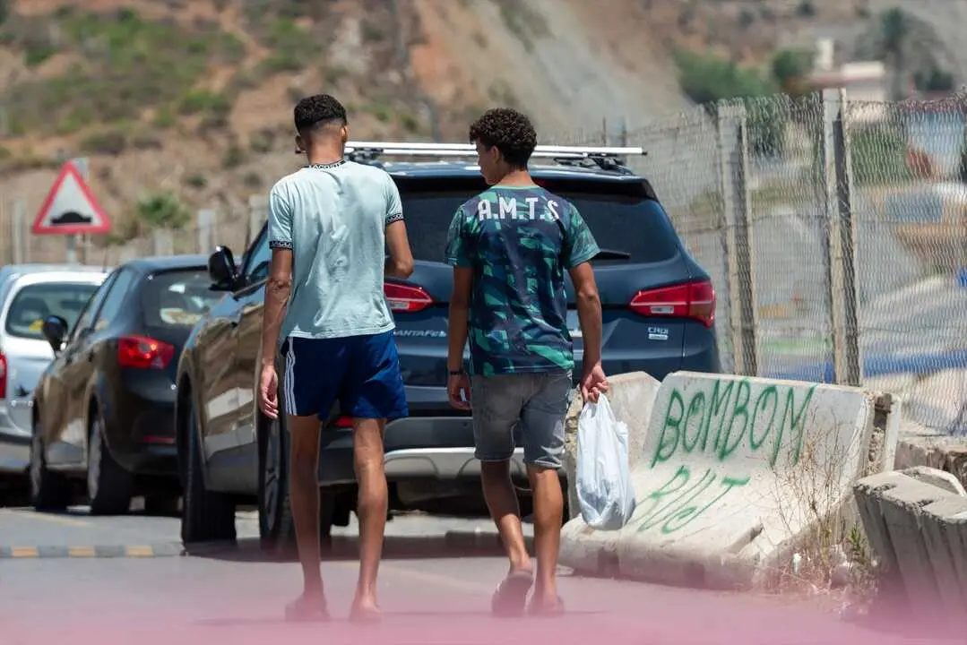 Dos migrantes pasean por la calle en Ceuta. / Antonio Sempere