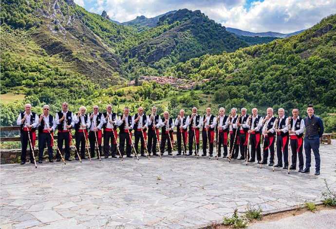 El coro Ronda Altamira en una foto de familia tras un recital. / x
