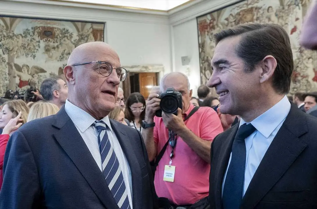 El presidente del BBVA, Carlos Torres Vila (d), y el presidente del Banco Sabadell, Josep Oliu (i). / Alberto Ortega