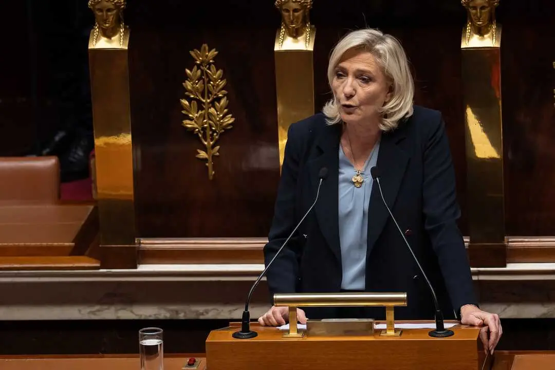 Marine Le Pen, l&iacute;der de Agrupaci&oacute;n Nacional, pronuncia un discurso durante el debate sobre la moci&oacute;n de censura contra el gobierno en la Asamblea Nacional en Par&iacute;s. / Aurelien Morissard