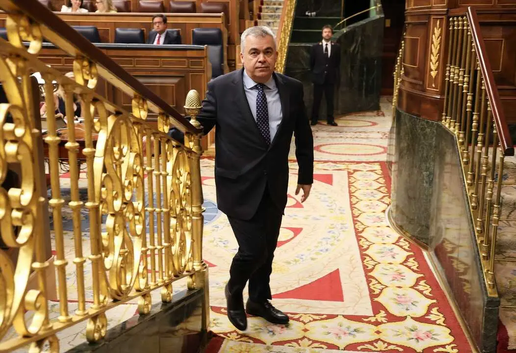 El exsecretario de Organizaci&oacute;n del PSOE, Santos Cerd&aacute;n, llega a una sesi&oacute;n de control al Gobierno. / Marta Fern&aacute;ndez