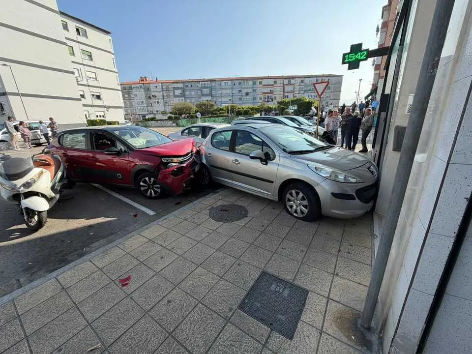 El aparatoso accidente en el barrio Covandonga. / A.E