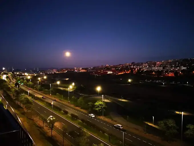 Vista a&eacute;rea de la S-20 y el parque de Las Llamas de noche. / A.E