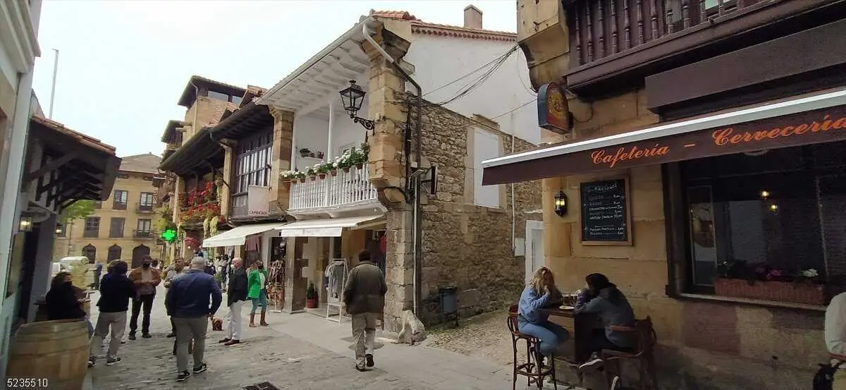 Varias personas caminan por Comillas. / EP