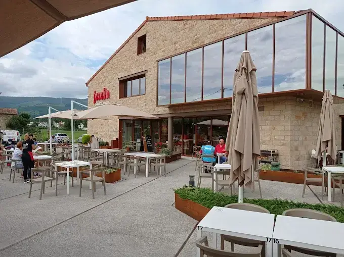 Josel&iacute;n, uno de los locales m&aacute;s reconocidos en Cantabria por sus sobaos. / A.E