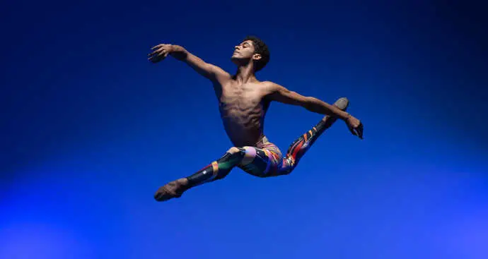 Una de las compa&ntilde;&iacute;a de danza realiza una coreograf&iacute;a. / x