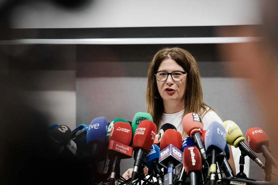 La exmilitante socialista Leire D&iacute;ez durante una rueda de prensa. / Carlos Luj&aacute;n