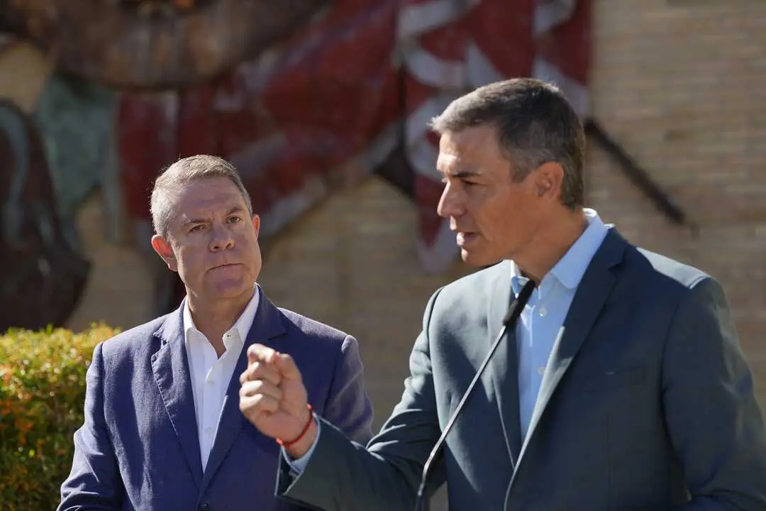 El presidente del Gobierno, Pedro S&aacute;nchez, acompa&ntilde;ado por el presidente de la Junta de Castilla-La Mancha, Emiliano Garc&iacute;a Page. / Lola Pineda