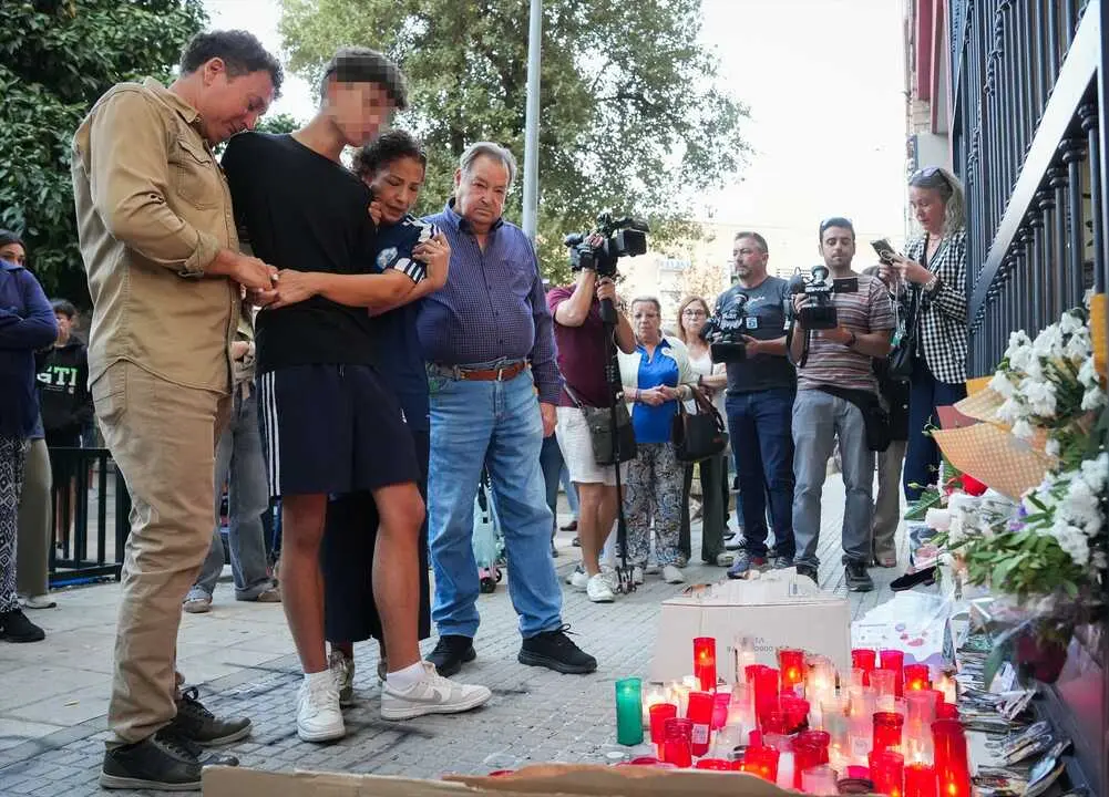 Concentraci&oacute;n por el suicidio de una chica de 14 a&ntilde;os v&iacute;ctima de acoso escolar en Sevilla. / Mar&iacute;a Jos&eacute; L&oacute;pez