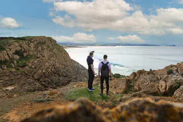 Dos turistas en Liencres. / A.S.P