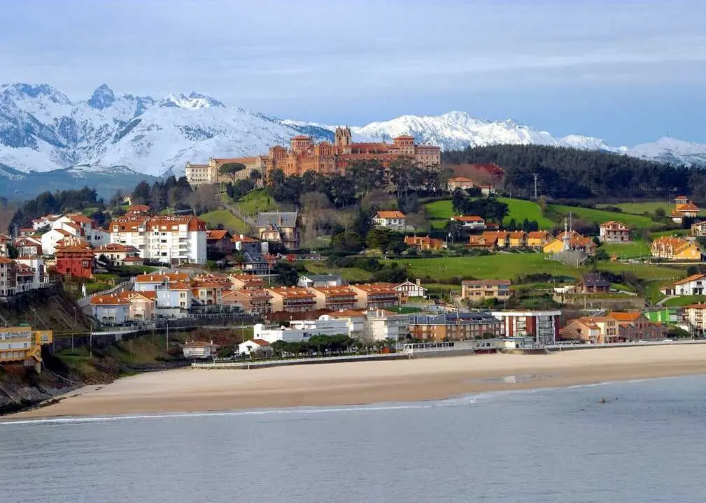 El pueblo m&aacute;s elegante de Cantabria cambia con las estaciones. / A.E
