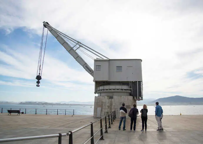 Paseo del proyecto 'DelasCallesunMUSEO' en la gr&uacute;a de piedra. / x