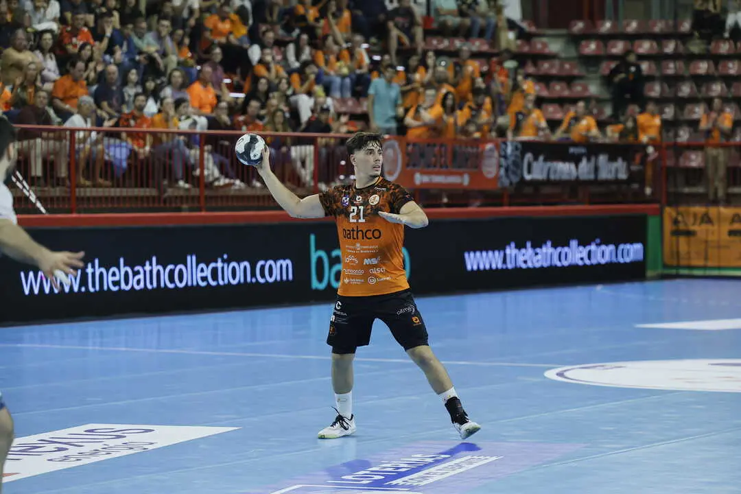 Isi Mart&iacute;nez, del Torrelavega. durante el partido. / BM Torrelavega