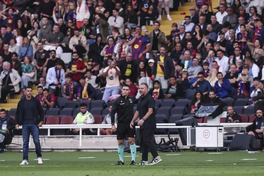 Hansi Flick durante el partido ante el Girona. / EP