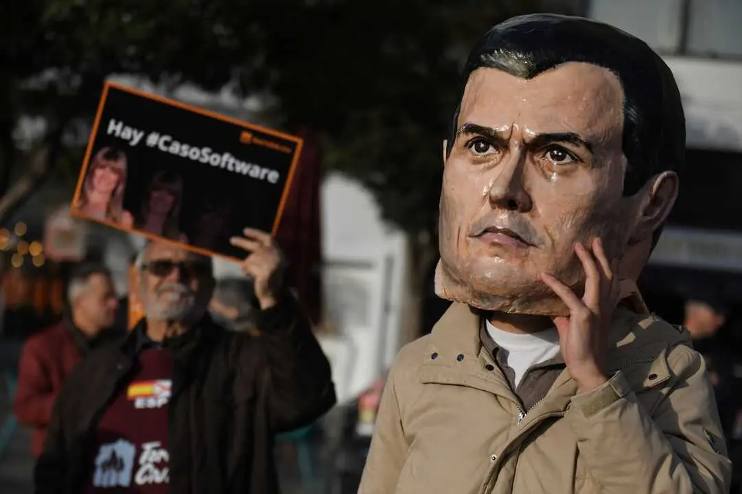Manifestantes en contra de Pedro S&aacute;nchez en la entrada de los juzgados de Plaza de Castilla. / Fernando S&aacute;nchez