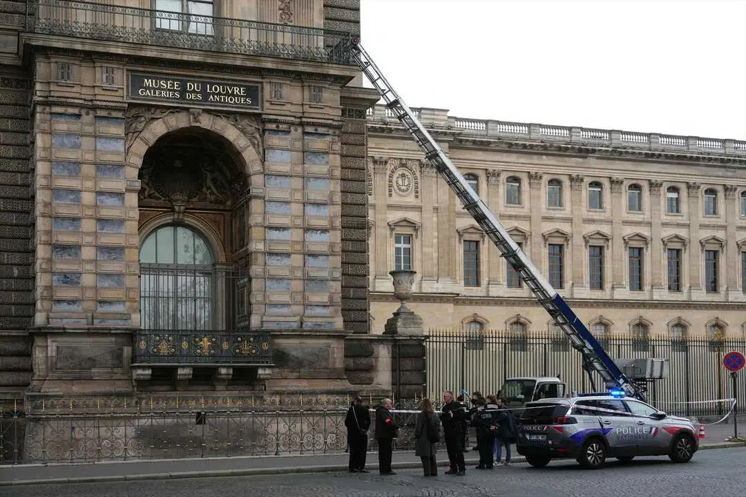 Agentes de polic&iacute;a junto a un montacargas utilizado por ladrones para entrar en el Museo del Louvre, en el Quai Fran&ccedil;ois Mitterrand. / Dimitar Dilkoff