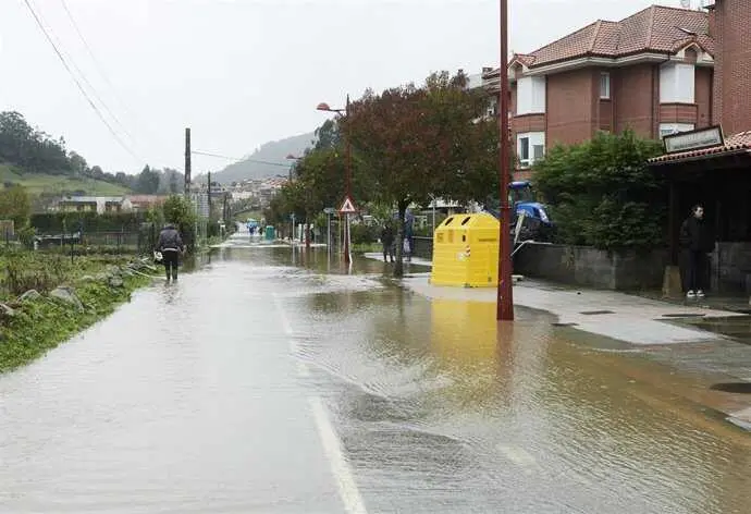 Varias personas caminan un d&iacute;a de lluvia. / EP