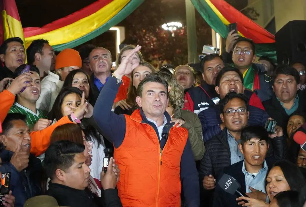 El candidato presidencial boliviano Rodrigo Paz Pereira (al frente) habla con sus partidarios en La Paz, Bolivia. / Javier Mamani