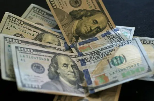 Varios billetes de diversas cantidades. / A.E.