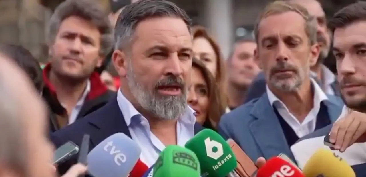Abascal durante su comparecencia tras interponer la denuncia contra el PSOE. | Foto: Vox