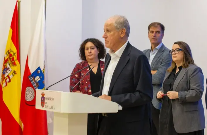 El consejero de Industria, Eduardo Arasti; los secretarios generales de CC OO y de UGT, Rosa Mantec&oacute;n y Mariano Carmona, respectivamente, y el presidente de CEOE-CEPYME Cantabria, Enrique Conde, tras la firma del documento en la sede del Gobierno en Pe&ntilde;a Herbosa.