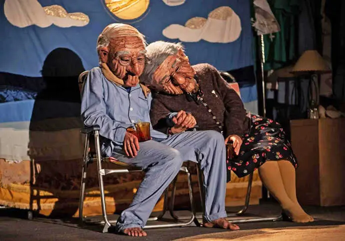 La obra &lsquo;Te regalo el sol&rsquo;, una propuesta esc&eacute;nica dirigida a p&uacute;blico adulto y adolescente de la compa&ntilde;&iacute;a riojana El Sapo Producciones. / x