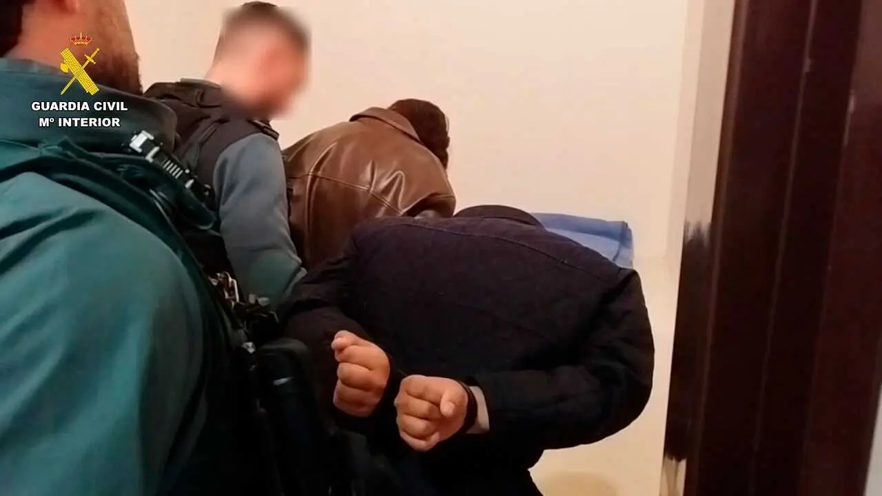 Los detenidos por robar a ancianos usando el m&eacute;todo del 'abrazo cari&ntilde;oso". / G.C