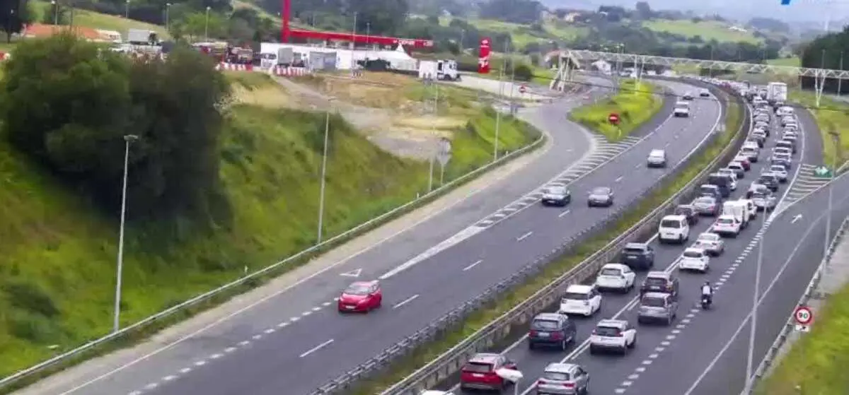 Varios coches en una de las carreteras c&aacute;ntabras. / EP