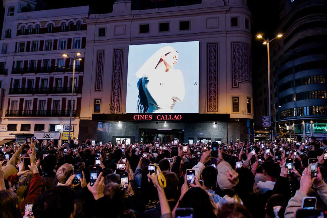 Decenas de personas observan la portada del nuevo &aacute;lbum de Rosal&iacute;a, 'Lux', en la plaza de Callao. / EP