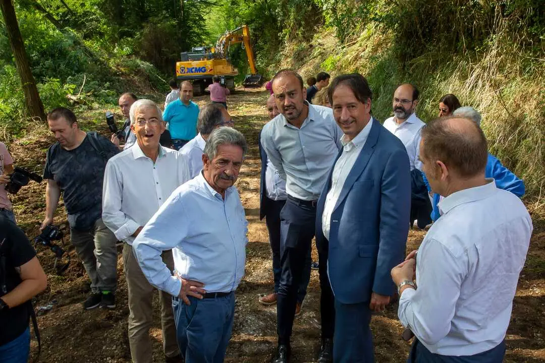 El expresidente c&aacute;ntabro, Miguel &Aacute;ngel Revilla; el exconsejero de Obras P&uacute;blicas, Jos&eacute; Luis Gochicoa; y los alcaldes de Torrelavega y Santillana del Mar, entre otros, en el inicio de las obras de la carretera. / Archivo / Alerta